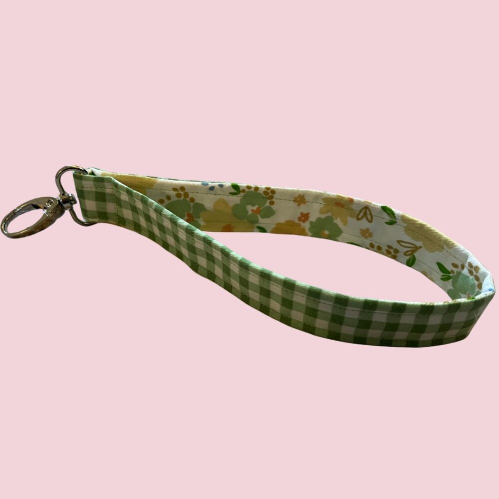 Handmade Green Gingham Plaid & Floral Wristlet Keychain - Picture 1 of 3